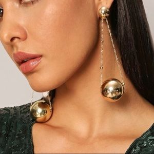 Super cute huge ball gold earring.